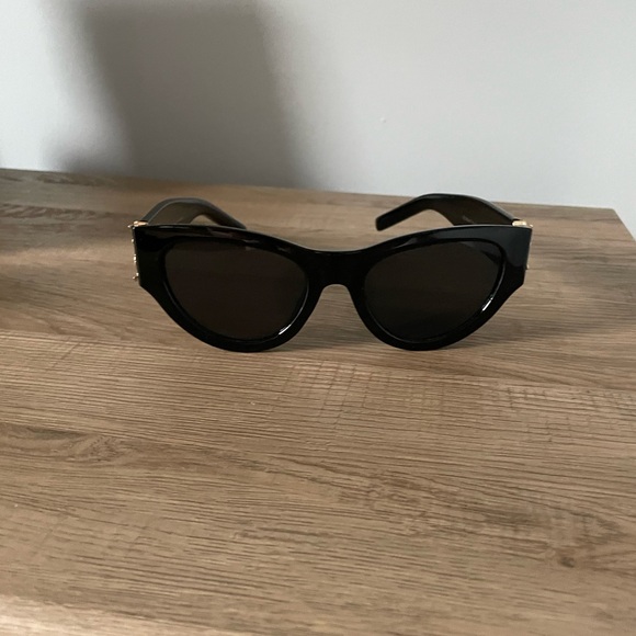 2 pairs of sunglasses - Picture 12 of 14